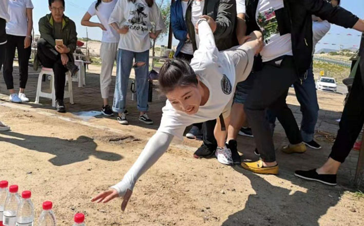 ʢ��ɫ�����ɳĮ��չ�˶� 